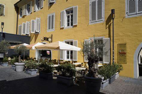 Fassade des Vincent-Cafés und Außenbereich mit Sitzplätzen