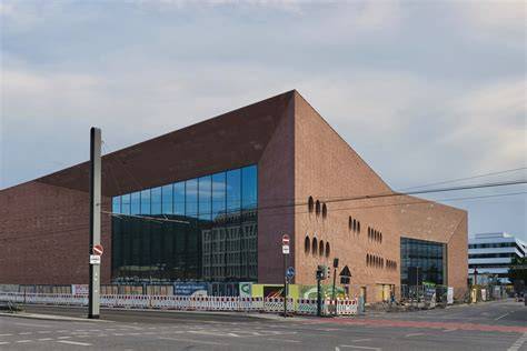 Fassade des neuen Schokoladenmuseums neben der Wedel-Fabrik