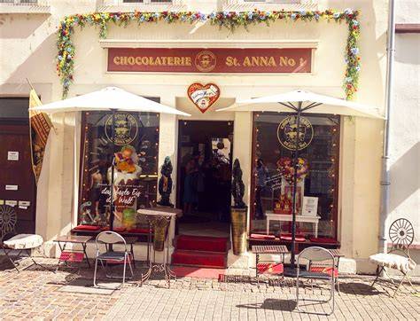 Fassade und Innenraum der Chocolaterie St. Anna No.1 in Heidelberg