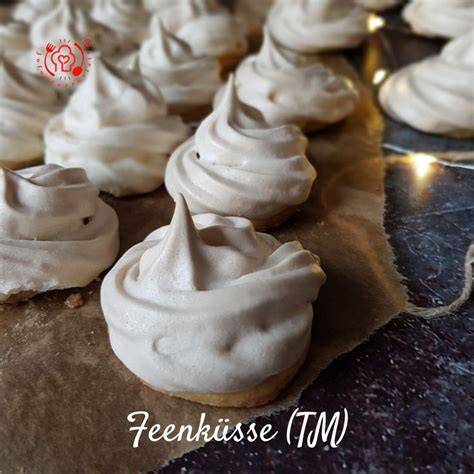 Feenküsse mit Toffifee unter einer Baiserhaube auf einem Backblech