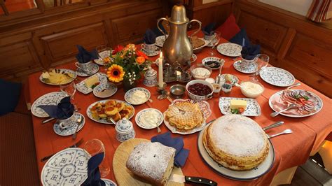 Feierliche Kaffeetafel mit Nougat-Marzipan-Torte als Mittelpunkt