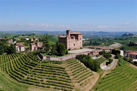 Feierliche Trüffelauktion im Castello di Grinzane Cavour