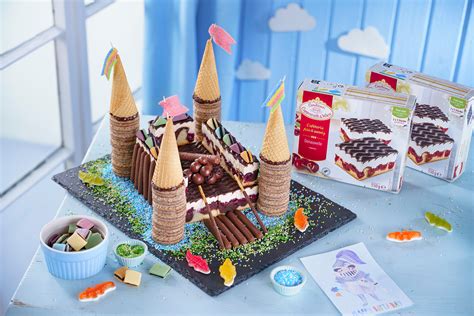 Feiernde Kinder mit Coppenrath & Wiese Micky Maus Torte