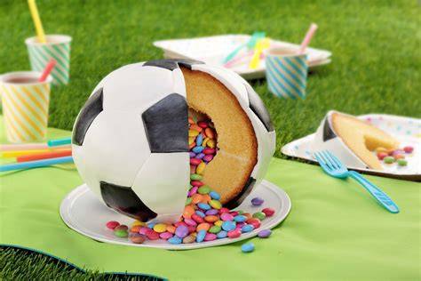 Feiernde Kinder mit Fußball-Kuchen und Geburtstagsdeko