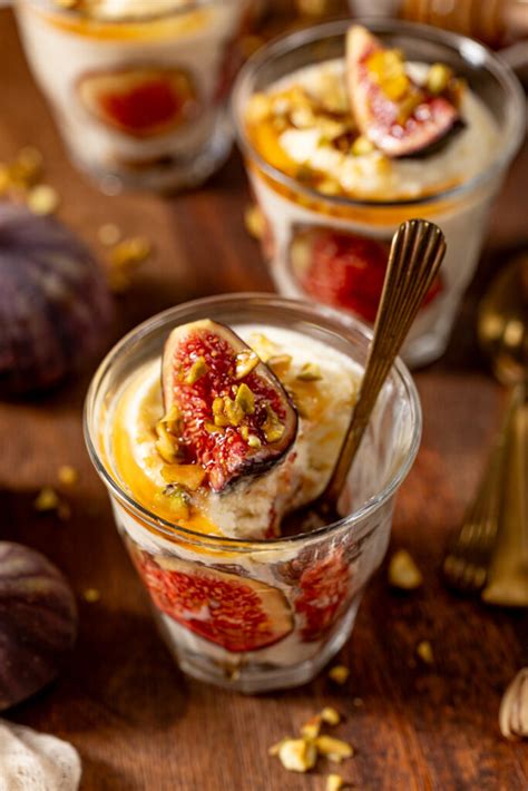 Feigen als Dekoration auf verschiedenen Desserts