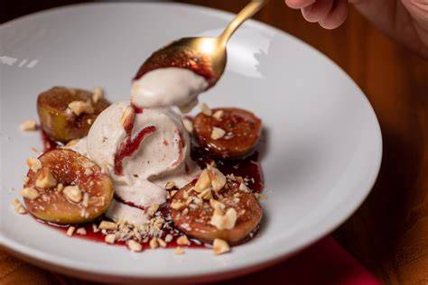Feigen auf Vanilleeis und Ricotta angerichtet
