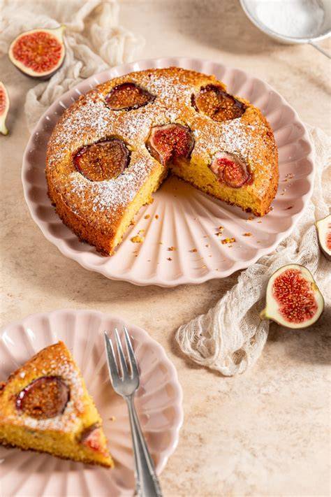 Feigenkuchen frisch gebacken mit Feigenscheiben als Topping