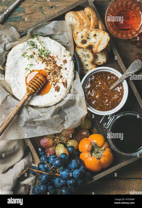 Feigenmarmelade auf Baguette mit Käse und Nüssen