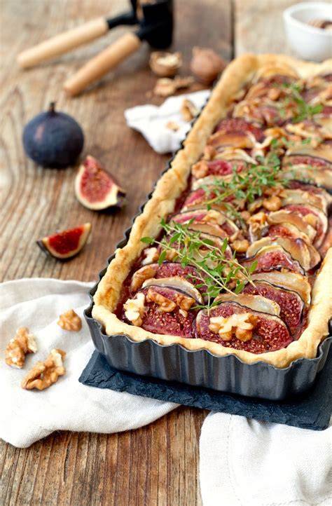 Feigentarte mit Pudding, frische halbierte Feigen auf cremigem Pudding