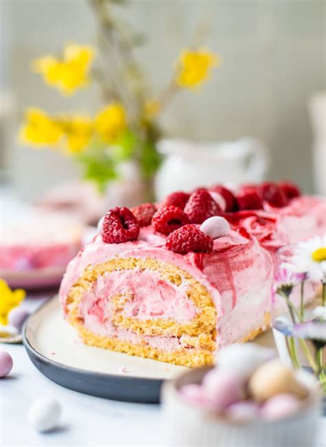 Fein angerichtete Biskuitrolle auf einer schönen Kaffeetafel