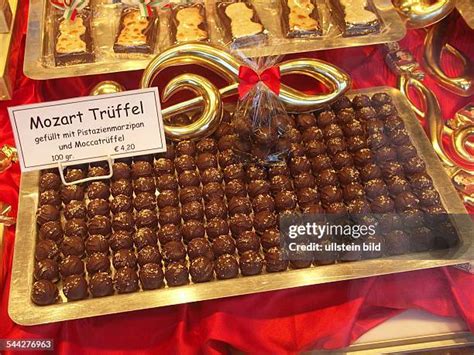 Fein dekorierte Pralinenauslage in einer Confiserie
