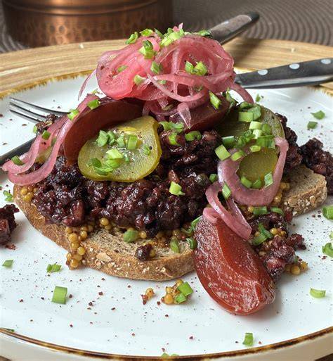 Fein gehobelte Trüffelscheiben auf Toast