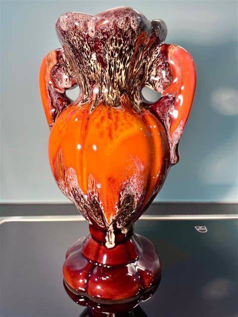 Fein glasierte Vase: Glasur als einziger Schmuck