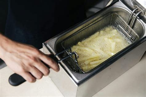 Feine, dünn ausgerollte Fasnachtskiechli beim Frittieren