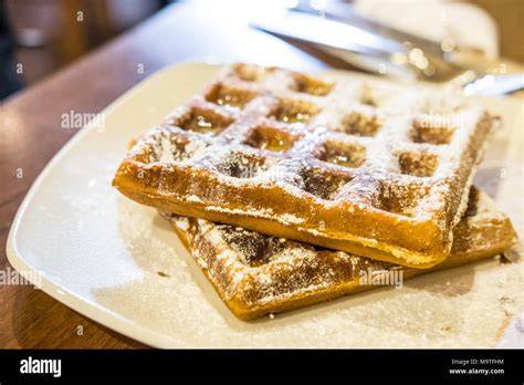 Feine, goldbraune Waffeln auf einem Teller serviert