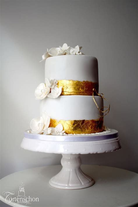 Feine Tortendekoration mit essbarem Blattgold und Zuckerperlen