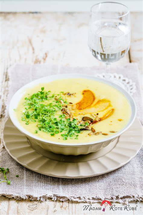 Feine Trüffelraspel über cremiger Kartoffelsuppe