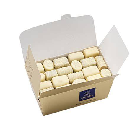 Feine weiße Pralinen in Geschenkbox