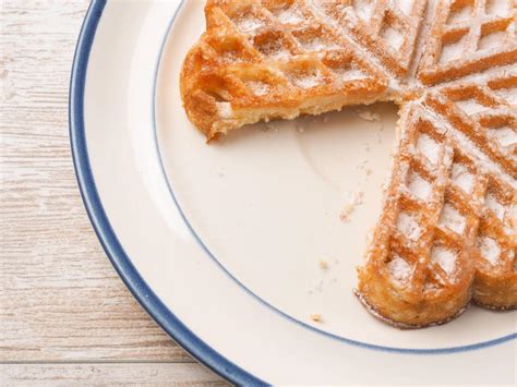 Feiner Waffelteig und flüssiger Pfannkuchenteig