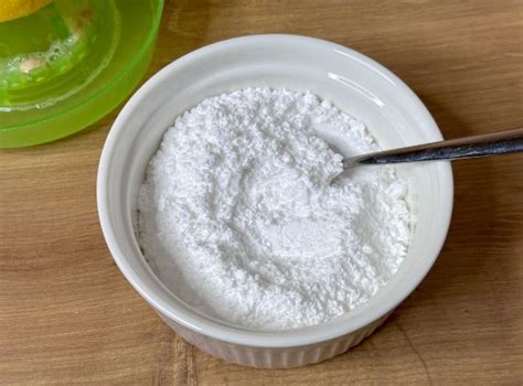 Feiner Zuckerguss aus Puderzucker und Zitronensaft, angerührt in einer Schüssel
