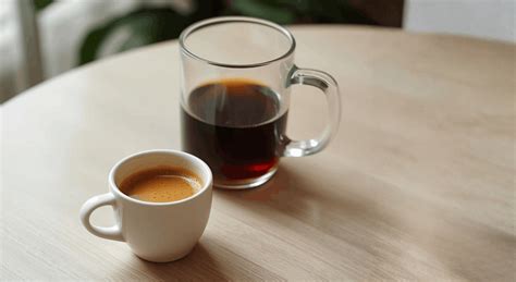 Feiner selbstgemachter Haselnusssirup in Gläschen und Kaffee als Anwendungsbeispiel