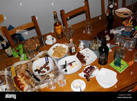 Feines Gebäck und Elisenlebkuchen am gedeckten Tisch