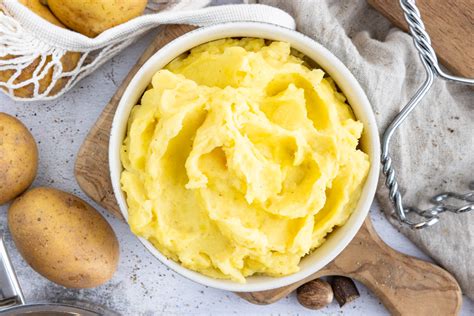 Feines Kartoffelpüree mit frischen Trüffelscheiben und Petersilie