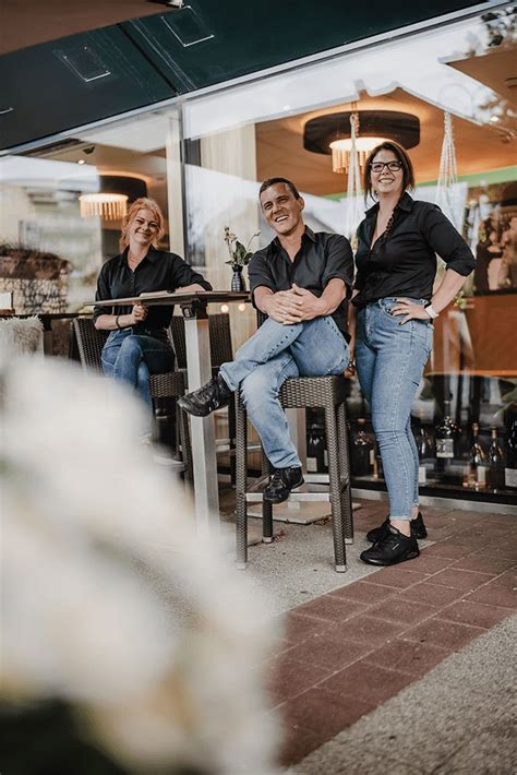 Feinkostregale, Pralinenauslage und Restaurant-Einblicke