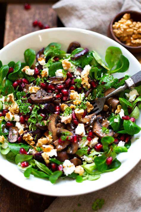Feldsalat mit Beeren und Walnüssen