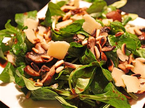 Feldsalat mit Honig-Senf-Dressing, Champignons und Pinienkernen