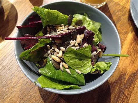 Feldsalat mit Pinienkernen und Dressing