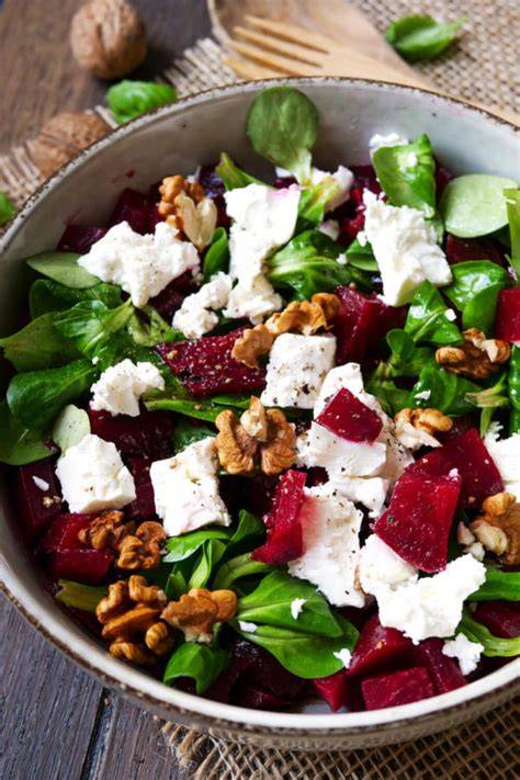 Feldsalat mit Rote Bete, Apfel und Honig-Senf-Dressing angerichtet