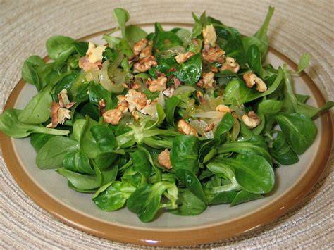 Feldsalat mit Walnüssen und Dressing