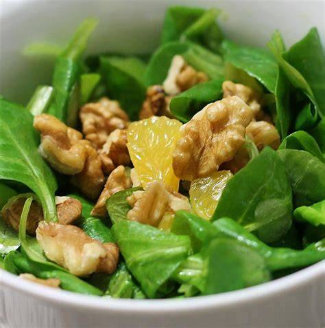 Feldsalat mit Walnüssen und Orangen