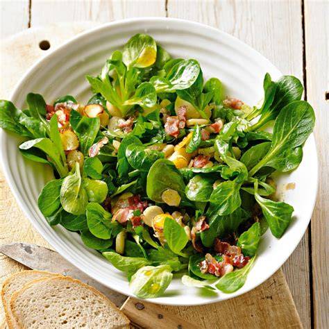 Feldsalat mit fruchtigem Essig-Öl-Dressing und Nüssen