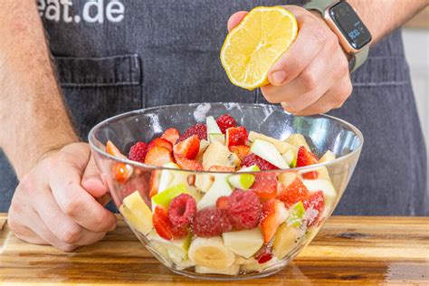 Feldsalat-Schüssel mit Zitrone, Zucker und Olivenöl - Zutatenübersicht