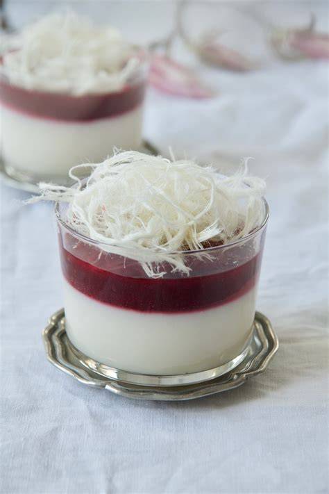 Fereni in Schichten mit Himbeerpüree und Pashmak