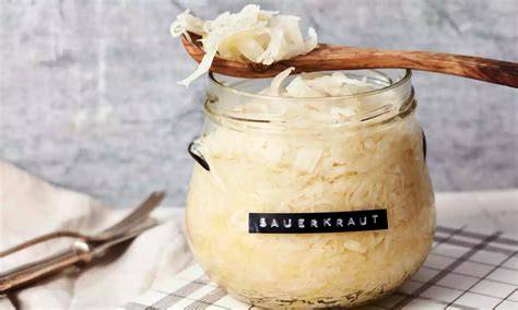 Fermentation von Weißkohl für Sauerkraut