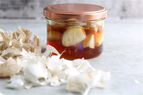 Fermentationsglas mit Knoblauch und Honig