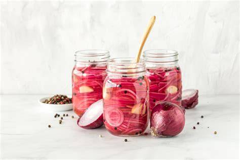 Fermentierte rote Zwiebeln im Glas