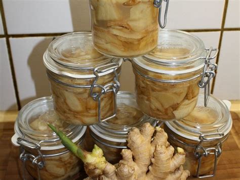 Fermentierter Ingwer im Glas mit Salzlake und Gewürzen