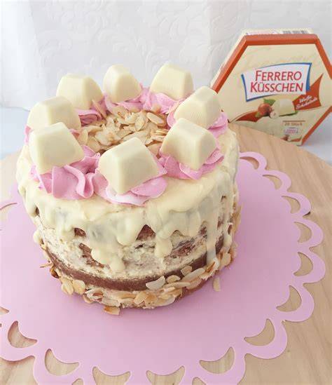 Ferrero Küsschen Torte angerichtet auf Tortenplatte mit Haselnüssen