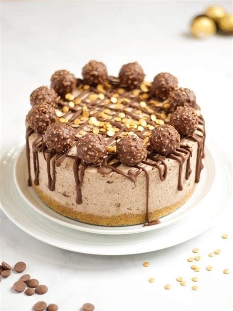 Ferrero Rocher Kuchen als festlich dekorierte Geburtstagstorte mit Kerzen