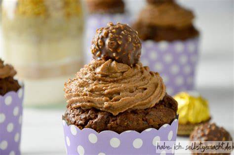 Ferrero Rocher Muffins auf einer Tortenplatte, goldene Deko und Haselnüsse