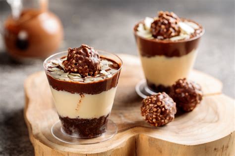 Ferrero Rocher Schichtdessert im Glas mit Mascarpone, Sahne und Haselnüssen