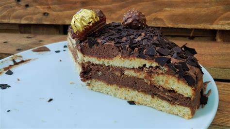 Ferrero Rocher Torte Anschnitt mit goldener Kugel