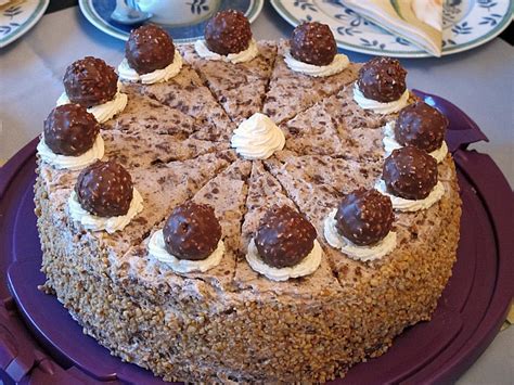 Ferrero Rocher Torte angeschnitten mit Rocher-Halbtupfen