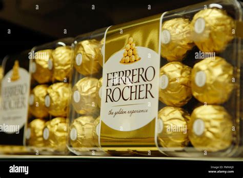 Ferrero Rocher dunkle Schokolade mit Nahaufnahme von Haselnussstückchen