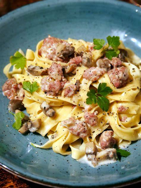Fertig angerichtete Pasta alla Norcina mit frisch geriebenem Trüffel als Serviervorschlag