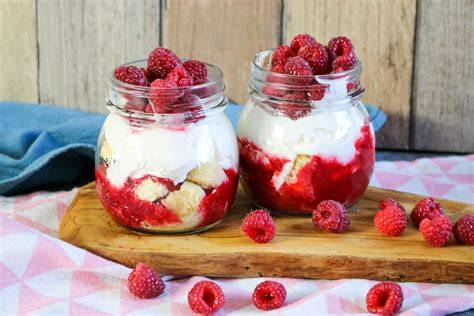 Fertig angerichtetes Himbeer Pfirsich Schmand Dessert